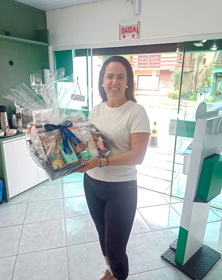Mais uma ganhadora da promoção de Dia das Mães retirou sua cesta. Ana Carina Salvin é sócia do sindicato e recebeu a cesta de café da manhã das mã...