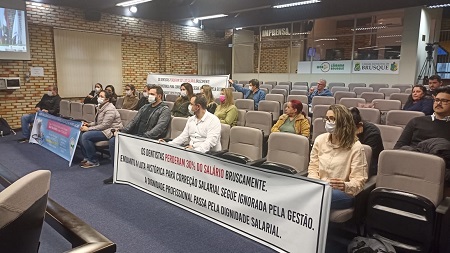 Dentistas fazem manifestação na Câmara de Vereadores de Brusque